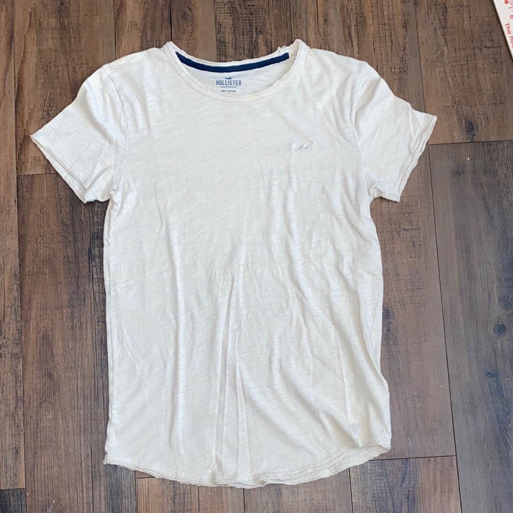 Hollister Men's Cream Crew Neck Short Sleeve Tee